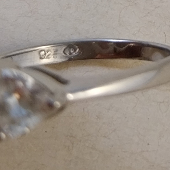 Elegant Sterling Silver Women's Ring - Picture 6 of 16